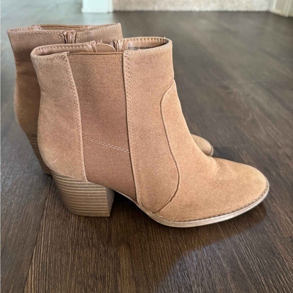 Universal Thread Women’s Boots Sz 9